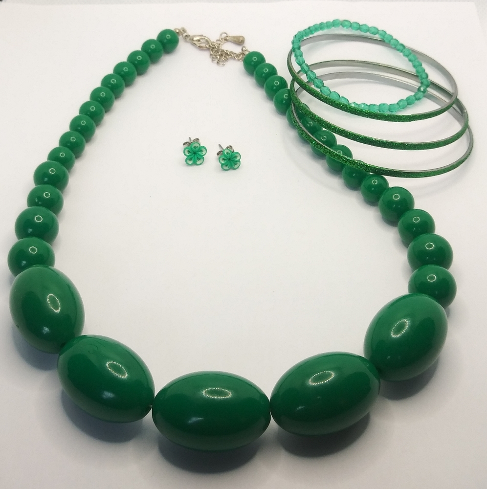 🍀 🌈 Green Bundle w/ Vintage necklace